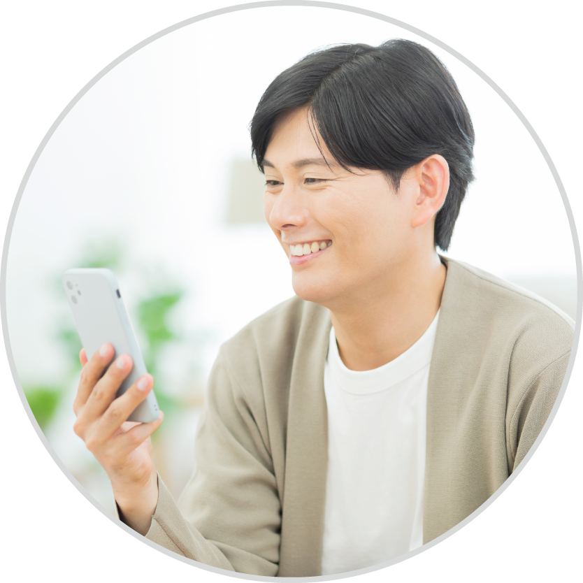 新聞を読む男性